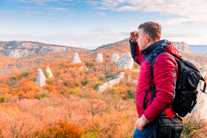 徒步在山上旅行者喜欢秋山图片