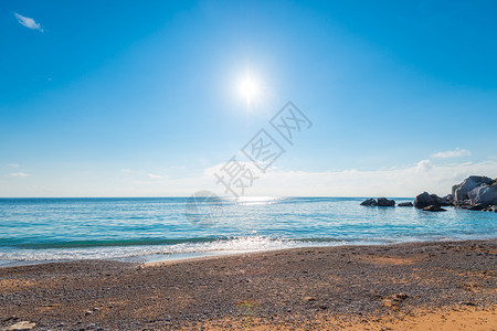 明亮的中日阳光在清澈的海水之上可以看到地平线海景图片