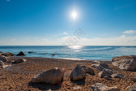 沙滩大石头蓝海和明太阳美丽的海景图片