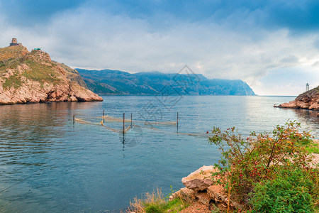 山岳和海景风上飞翔的天空图片