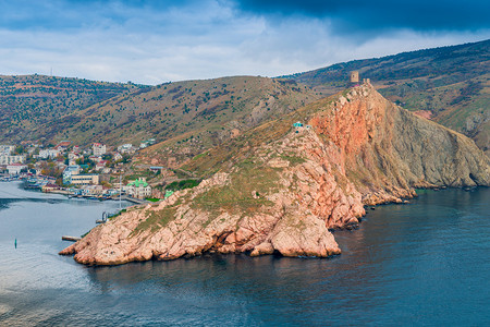 克里米亚半岛美丽的岩石山海湾岸的城市俄罗斯图片