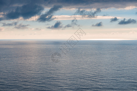 海平滑的面地线和阴暗的天空岩层景观图片