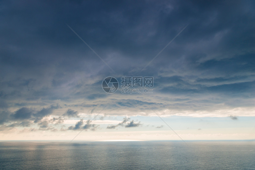 海面水上空的巨型天图片