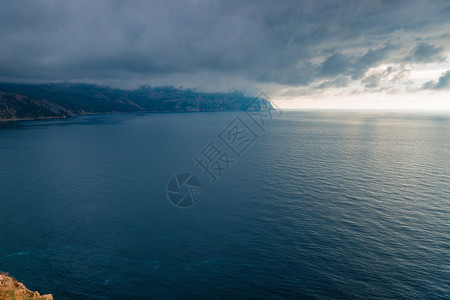 暴风雨前的自然黑云宁静的海面上图片