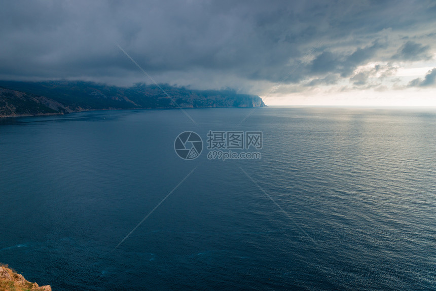 暴风雨前的自然黑云宁静的海面上图片