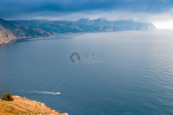 海洋风景一艘小船去海暴风雨前的天气图片