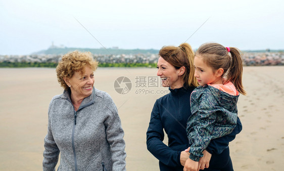 三代女在海滩上行走图片