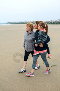 三代女在海滩上行走图片