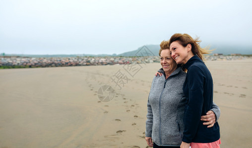 秋天有两名女在海边看两名女在边看图片