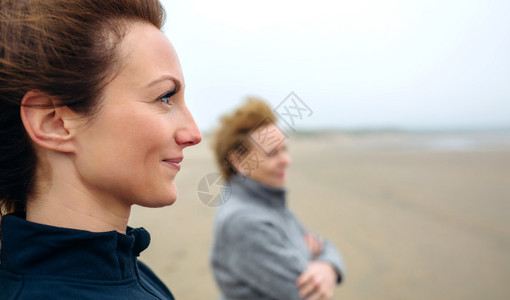 秋天有两名女在海边看两名女在边看图片