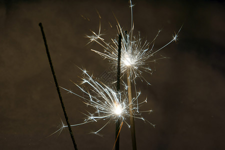 夜间燃烧的的圣诞火花图片素材