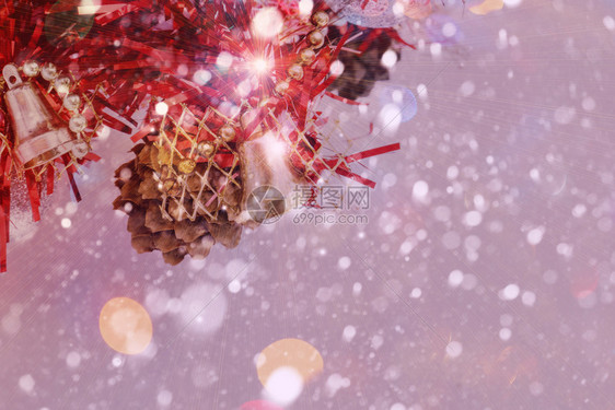 红色圣诞树和落雪的多彩图象图片