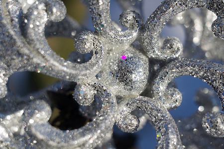 装饰银雪花闪发光亮于新鲜的白雪上图片