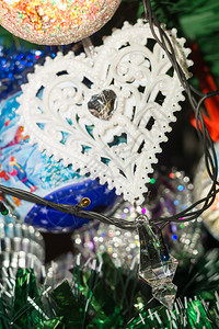 圣诞树上多彩的装饰品背景背景图片