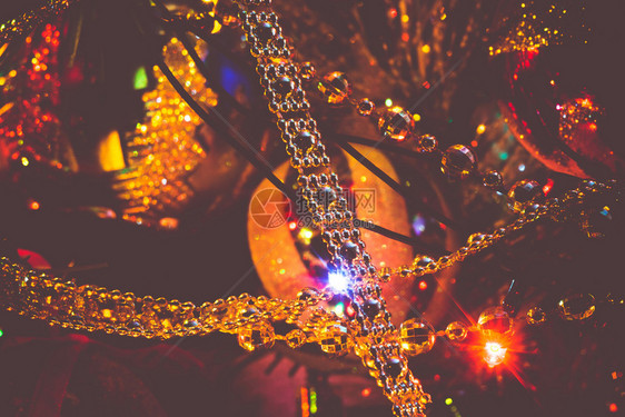 圣诞树上多彩的装饰品背景图片
