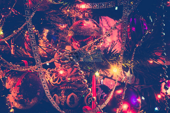 装饰的圣诞树和彩色的园林灯光过滤图片