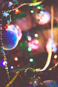 装饰的圣诞树和彩色的园林灯光过滤图片