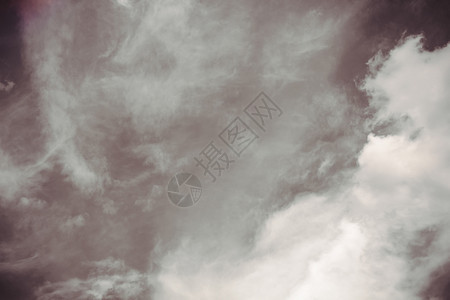 在雨水过滤之前天空中弥漫着灰云图片