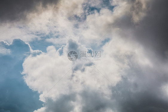 雨前天空浓厚的云层图片