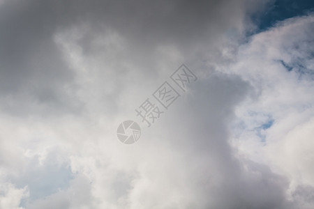 雨前天空有浓厚的灰云图片