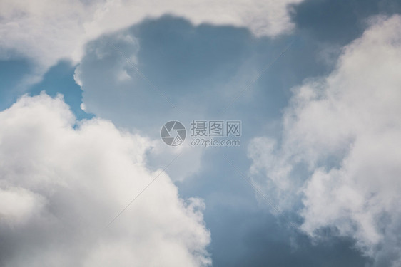 雨前天空有浓厚的灰云图片