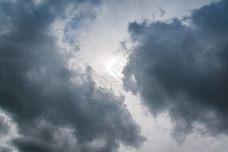 雨前天空有浓厚的灰云图片