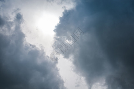 雨前天空有浓厚的灰云图片