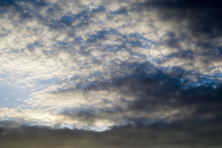 充满云彩的戏剧天空坚固的自然背景图片