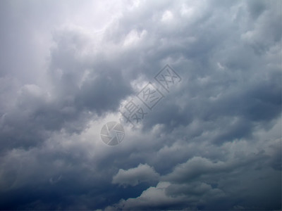 乌云自然背景的阴暗天空背景图片