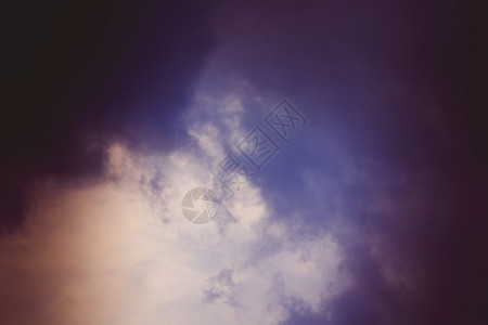 蓝色天空有温柔的乌云天然过滤背景图片