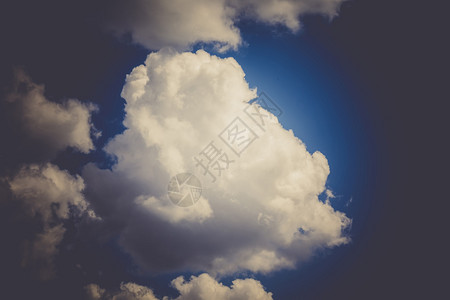 蓝色天空有温柔的乌云天然过滤背景背景图片