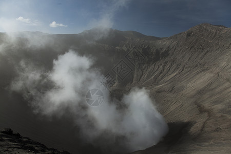 位于伊温火山雅瓦因多尼西亚火山弹坑中的硫酸湖图片