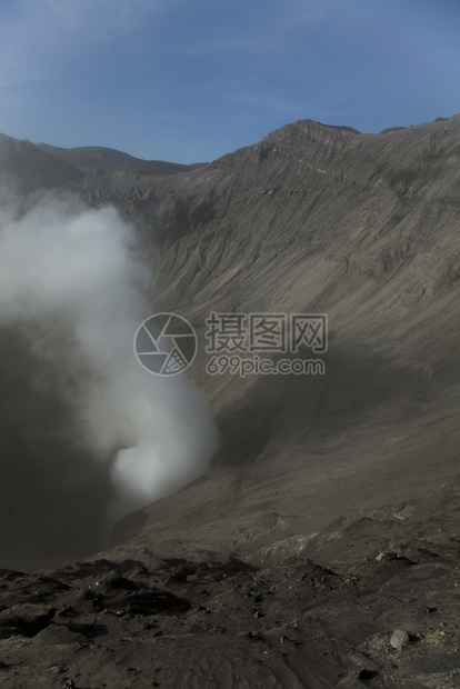 位于伊温火山雅瓦因多尼西亚火山弹坑中的硫酸湖图片