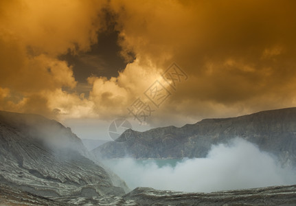 位于伊温火山雅瓦因多尼西亚火山弹坑中的硫酸湖图片