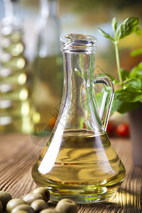 植物橄榄油在桌面图片