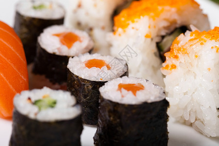 海苔包着的寿司图片