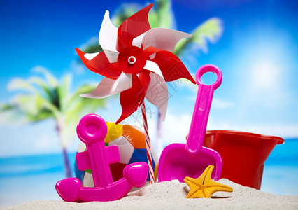 海滩上多彩的塑料玩具图片