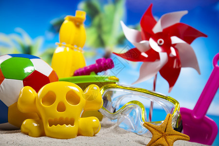 海滩上多彩的塑料玩具图片