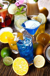 鸡尾酒含水果的精饮料图片