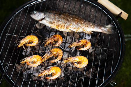 烤鱼和虾户外烧烤图片