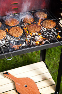 在火焰中烤肉美味的晚餐在火焰中烤肉美味的晚餐图片