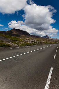 风景道路和岩石山地图片