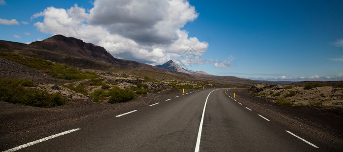 风景道路和岩石山地图片