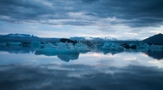 冰湖原明亮多彩的生动主题图片