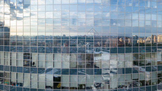 城市景在现代商业中心大楼窗外的反射夏季日落现代建筑的反射蓝色天空和云层无人机的空中射杀图片