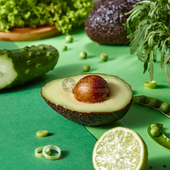 新鲜的有机绿色蔬菜一半的鳄梨石灰黄瓜图片