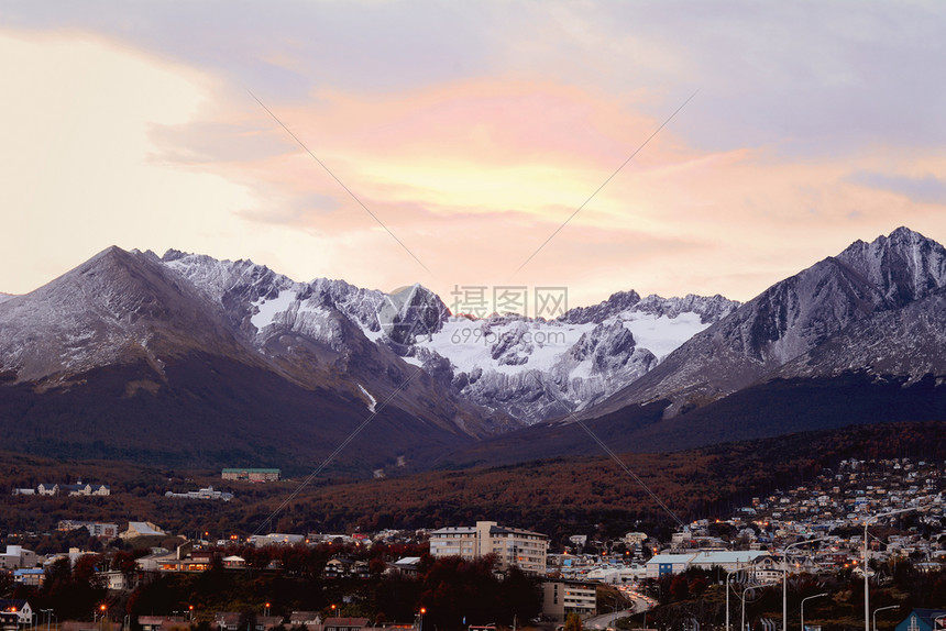 后座有雪山的房屋景象在我们怀亚帕塔哥尼阿根廷图片