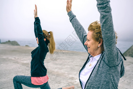 高级女和教练一起穿梭在海码头图片