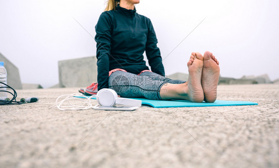 不可承认的妇女在海码头垫子上运动不可承认的妇女在垫子上运动图片