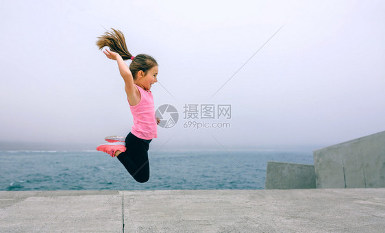 小女孩在海上码头跳楼图片
